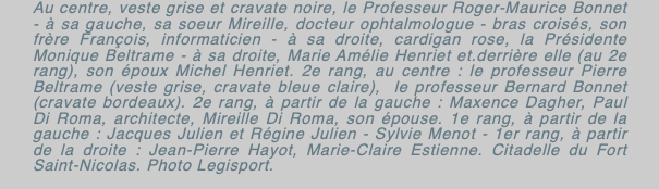 Au centre, veste grise et